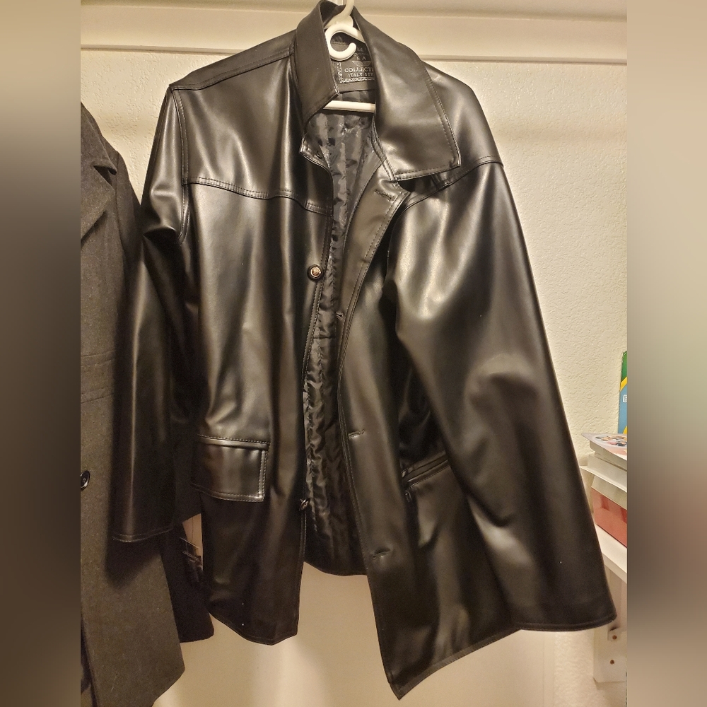 Mens black XXL leather jacket.